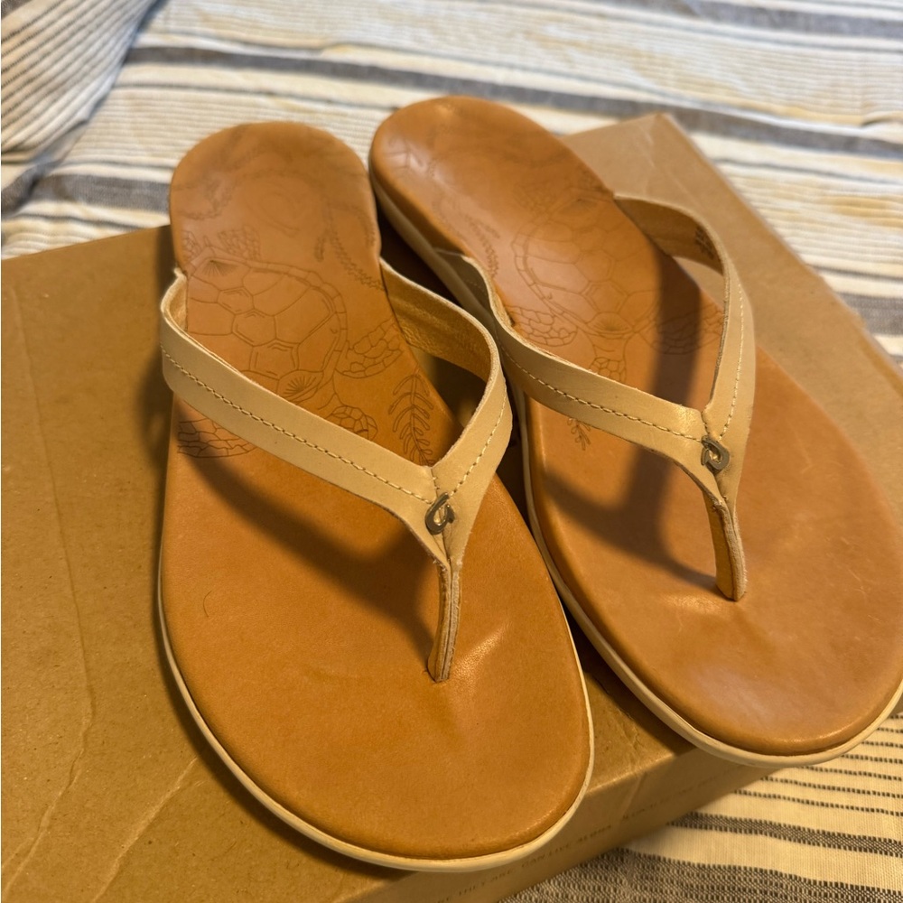 OluKai Tan Leather Sandals Classic Thong Design